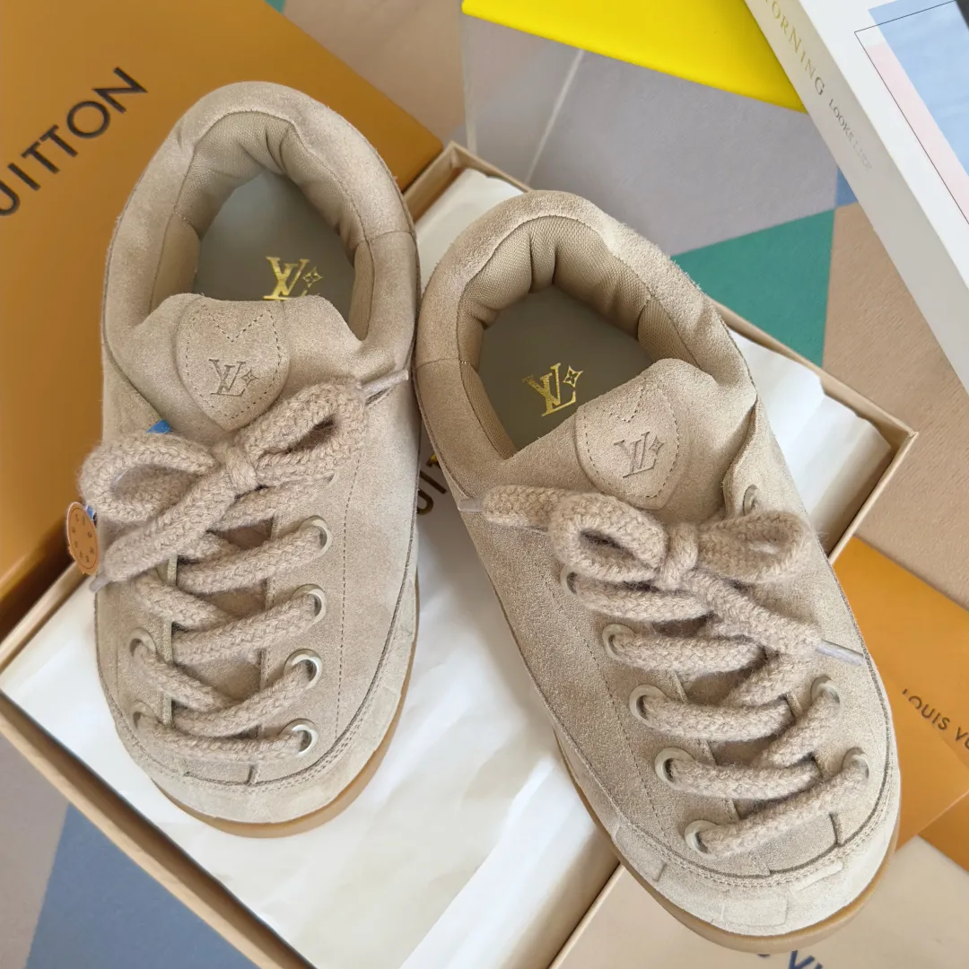 [L Family x Ingo joint model] Top P: 820💰 ▪️Size: Women's 35-40 (customized at 41.42 for women). Men's 39-44 (customized at 38.45.46) LV x Ingo joint model Top version Fatty Forrest Gump shoes Thick sole Couple model Casual sports shoes Original purchase and development Production LV Yeti lace-up shoes from LV Yeti The series combines Japanese "small feet" fashion aesthetics with classic Louis Vuitton elements in avant-garde strokes, subtly paying tribute to the traditional Japanese culture of taking off shoes when entering the house. The suede cow leather is partially embossed with Nigo's reinterpreted Damier pattern, and the comfortable casual shoe configuration highlights street style. Exquisite packaging at the delivery counter🛍📦 ▪️Fabric: Original imported first-layer cowhide ▪️Inner lining: Original custom-made breathable mesh ▪️Sole: Original molded non-slip TPU material ▪️Sole thickness: 5CM